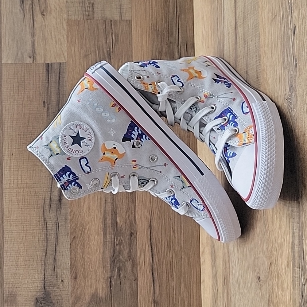Converse High Top Brand new size junior 6=size women's 8.